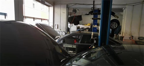 奔驰汽修分解汽车减震器损坏的处理方法